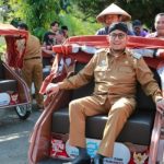 Pemerintah Bagikan 25 Becak Listrik untuk Abang Becak di Sumenep