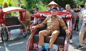 Pemerintah Bagikan 25 Becak Listrik untuk Abang Becak di Sumenep