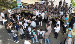 Aktivis Dear Jatim Demo Desak Polisi Tetapkan Ketua DPRD Sumenep Jadi Tersangka