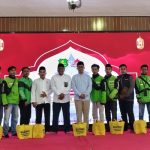 Pemkab Sumenep Gelar Doa Bersama, Bagikan Sembako ke Pengemudi Ojek Online