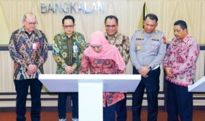 Modernisasi Layanan, Khofifah Resmikan KB Samsat Bangkalan